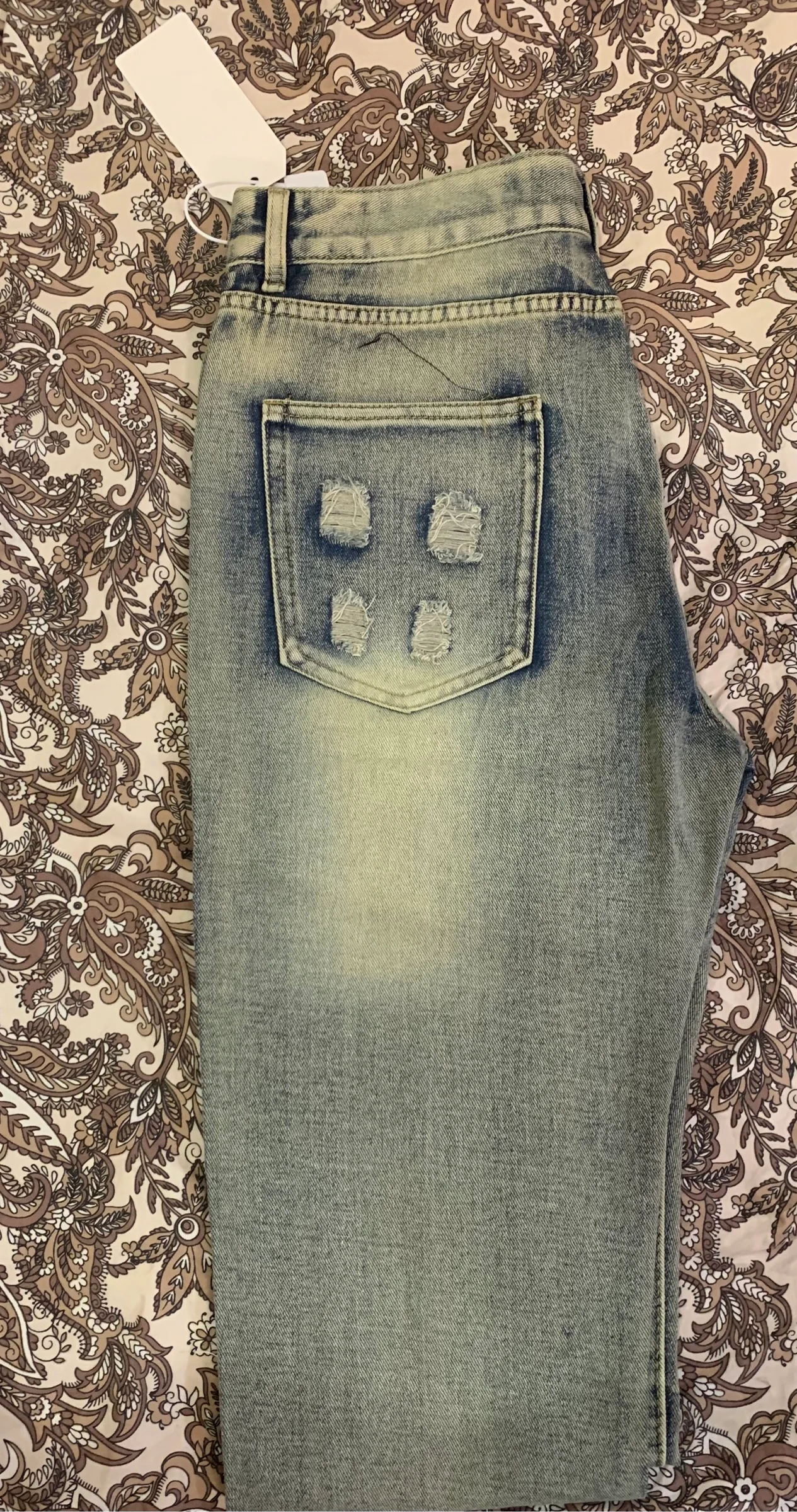 Jeans masculino azul deslavado rasgado – Corte slim com patches vermelhos, estilo streetwear – photo 6